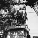 Statue Boissy dAnglas, déplacement (5) : Son déplacement en 1959, par lentreprise Gay. Cliché / André BROUTECHOUX