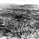 Vue aérienne Henrard v. 1950 (4) : Vue générale de la ville, depuis le quartier de Cance, au premier plan, et jusquaux collines alentours. Cliché / HENRARD, extrait des collections des Archives départementales de lArdèche