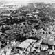 Vue aérienne Henrard v. 1950 (5) : Au premier plan, le Champ de Mars et vue jusquau coteau de Montalivet. Cliché / HENRARD, extrait des collections des Archives départementales de lArdèche