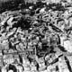 Vue aérienne Henrard v. 1950 (6) : Autour de la place de la Liberté. Cliché / HENRARD, extrait des collections des Archives départementales de lArdèche